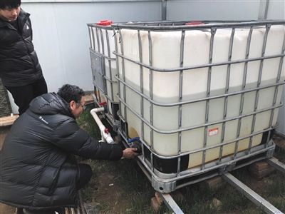 北京市水科学技术研究院副总工程师杨胜利在进行再生水试验.